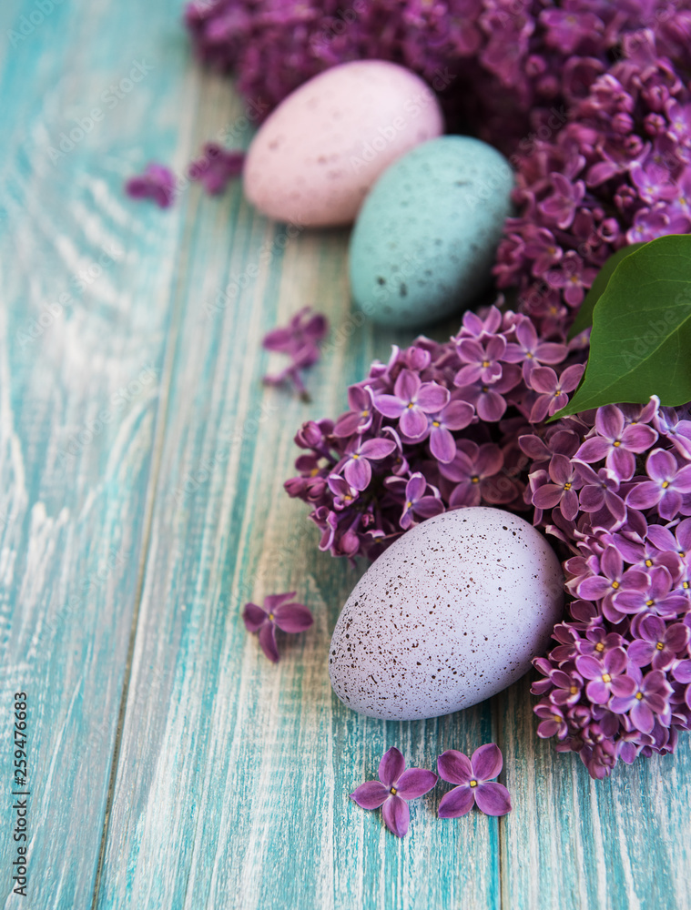 Obraz premium Spring lilac flowers and easter eggs