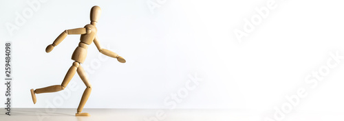 Omino di legno che corre con sfondo bianco