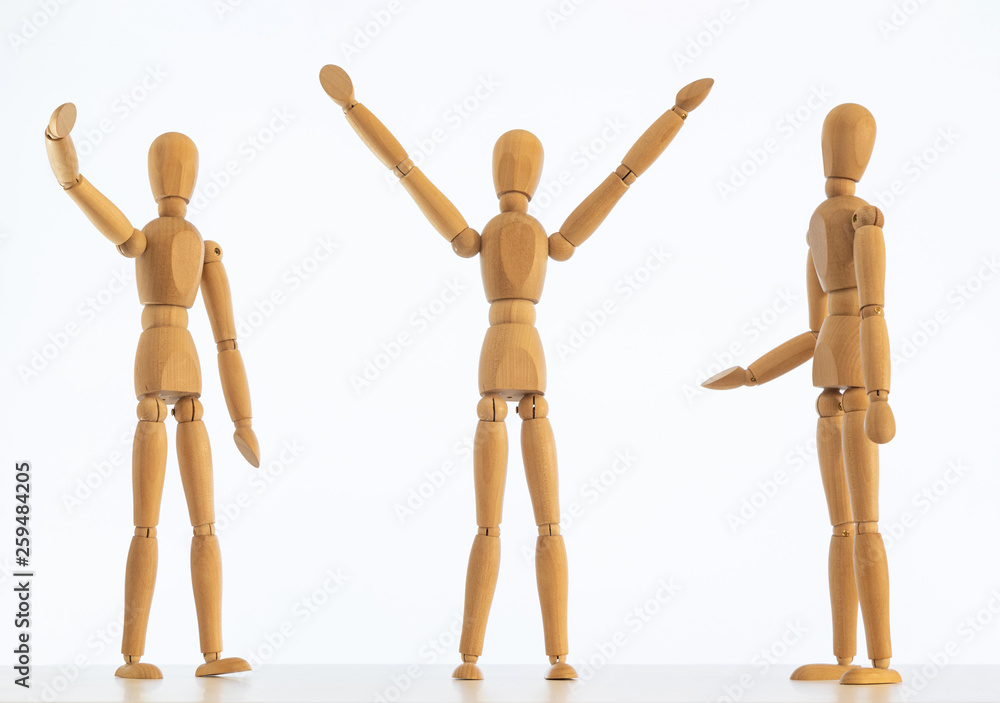 Concetto di successo rappresentato da omino di legno con sfondo bianco. Concetto di successo rappresentato da omino di legno con sfondo bianco.