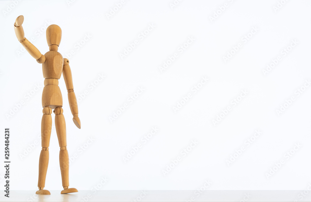 Concetto di successo rappresentato da omino di legno con sfondo bianco. Concetto di successo rappresentato da omino di legno con sfondo bianco.