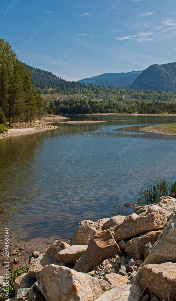 Fototapeta premium Rocky shore along a calm area of the Columbia River