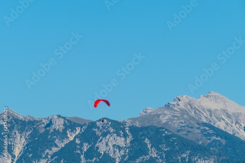 Paraglider Gleitschirmflieger vor Alpenpanorama 
