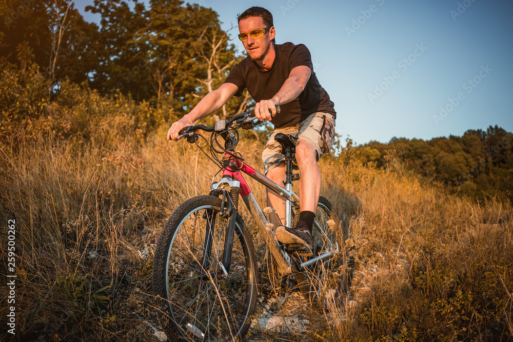 Naklejka premium mountain bike trail