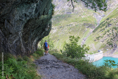 Escursionisti arrivati al lago Barbellino sulle Alpi Orobie bergamasche. Bergamo  Val Seriana  Italia