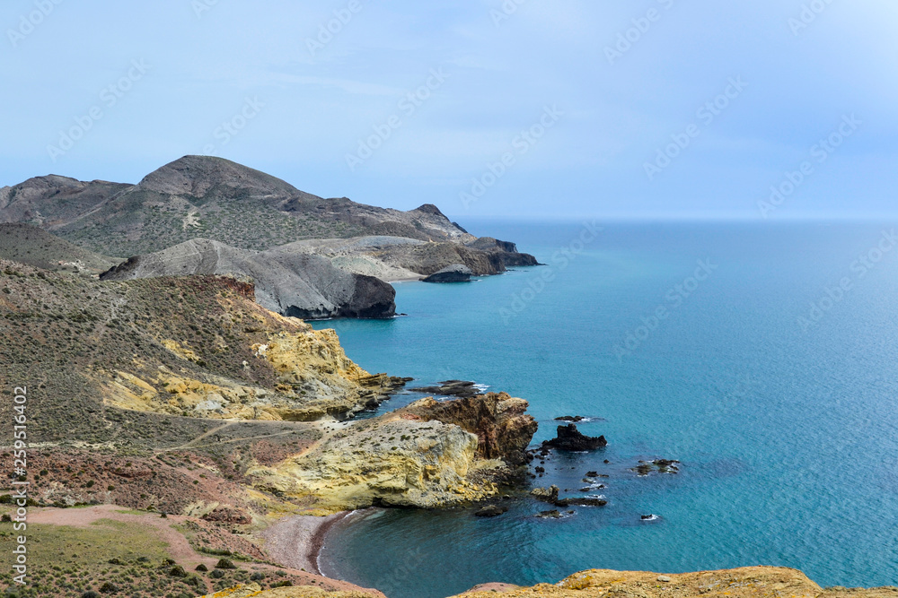 Área protegida de Cabo de Gata en Almería, España, costa cálida y tranquila donde la serenidad del paisaje se combina con su tierra volcánica y fascinante