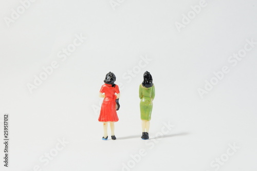 立ち並ぶ二人の女性の後ろ姿