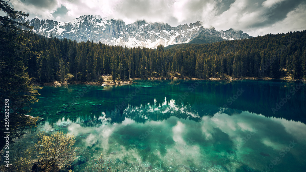 Naklejka premium Der Karersee in Südtirol