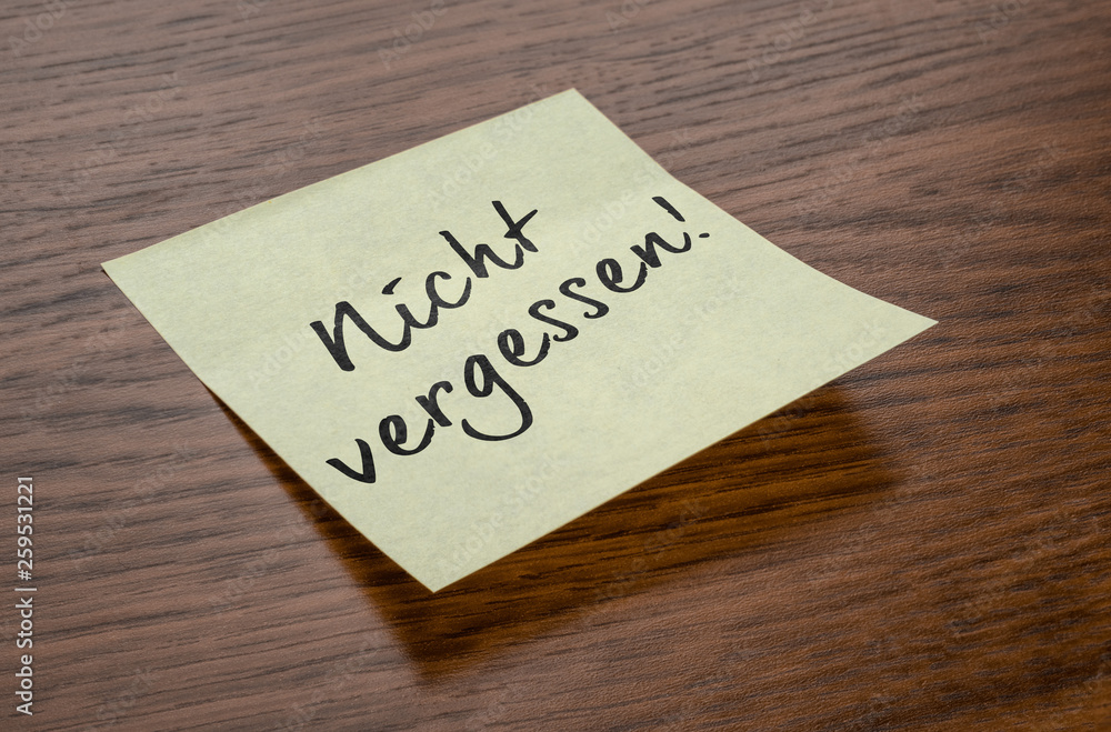 Haftnotiz mit der Beschriftung Nicht vergessen Haftnotiz mit der Beschriftung Nicht vergessen