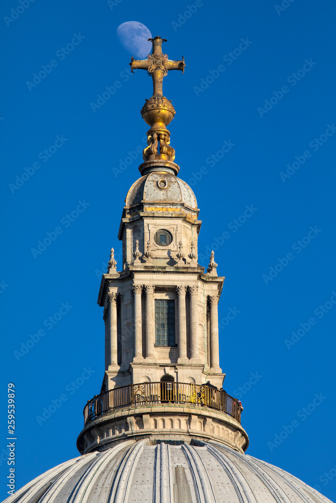 Obraz premium The Moon and St. Pauls Cathedral