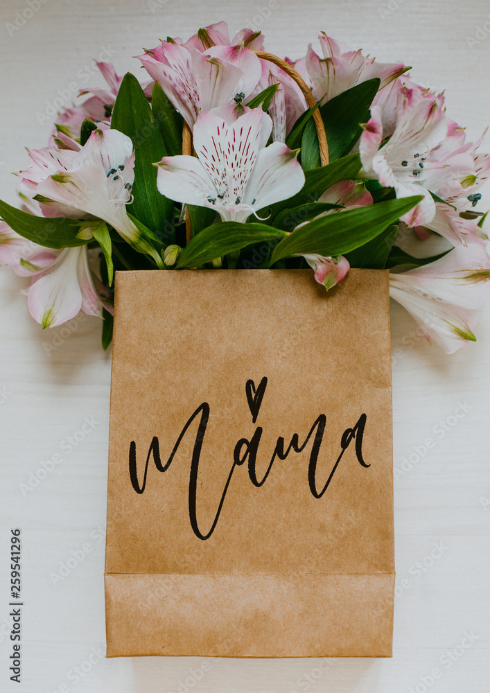 Muttertag Grußkarte, Blumenstrauss in Kraftpapier, Danke Mama,  Geburtstagsgrüße mit weiß-pinke Blumen Photos | Adobe Stock
