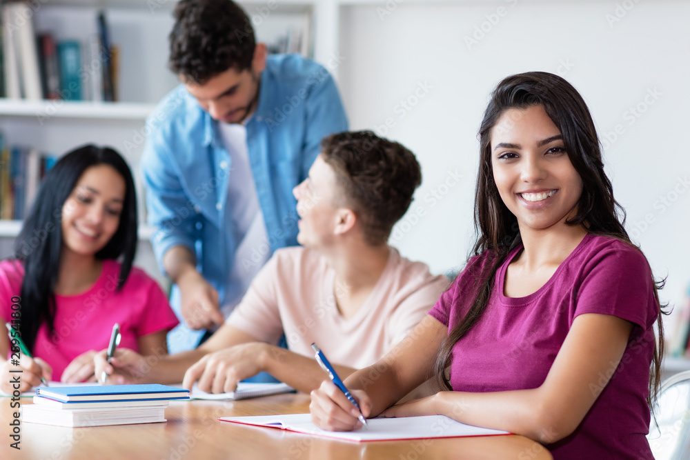 Junge Studentin lernt mit Gruppe Junge Studentin lernt mit Gruppe