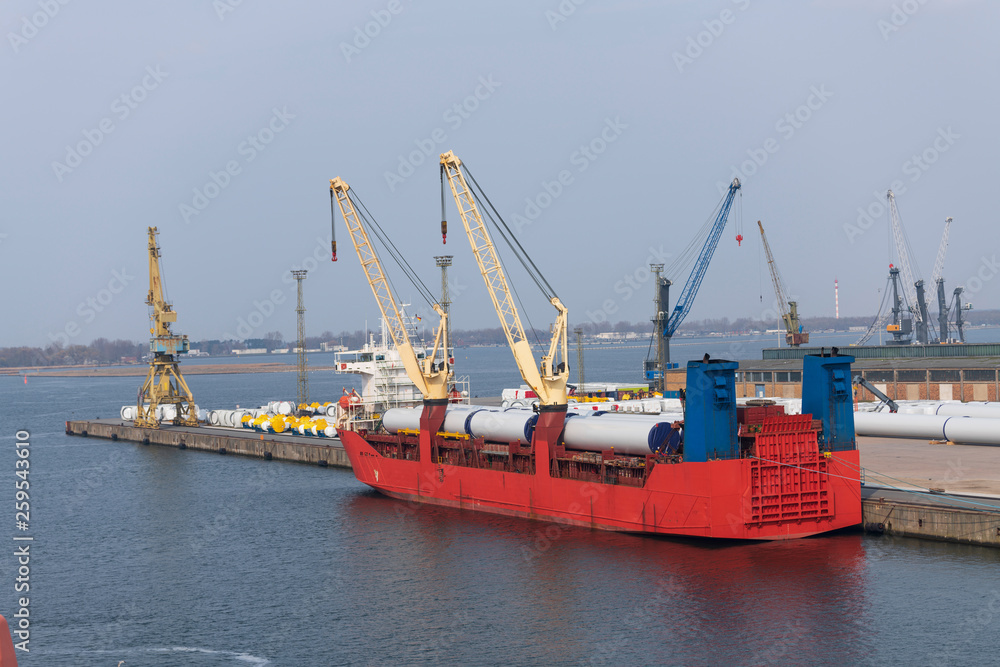 Ein Schiff im Hafen , beladen mit Teilen für Windrädern , Windkraftanlagen
