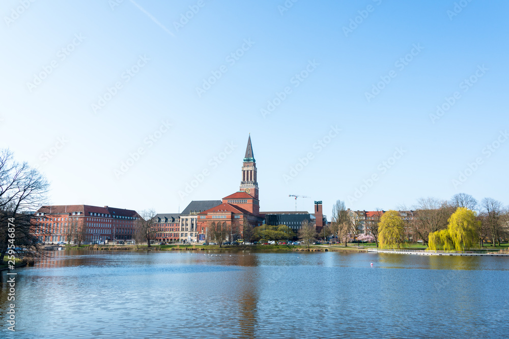 Wunschmotiv: Kiel Innenstadt im Morgenlicht Hiroshimapark mit Kleinem Kiel, Rathaus und Opernhaus a