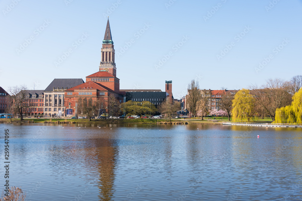 Fototapeta premium Kiel Innenstadt im Morgenlicht Hiroshimapark mit Kleinem Kiel, Rathaus und Opernhaus am Rathausplatz, der Frühling hält Einzug