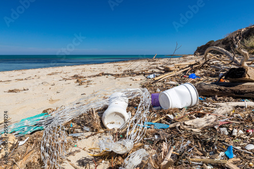 Plastikmüll am Strand photo