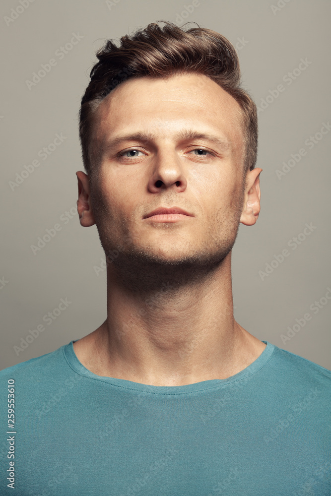 Obraz premium Fabulous at any age. Portrait of proud 30-year-old man standing over light gray background. Close up. Classic poster, vintage style. Studio shot