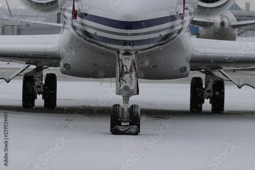 Geschäftsflugzeug auf dem Flugplatz im Winter