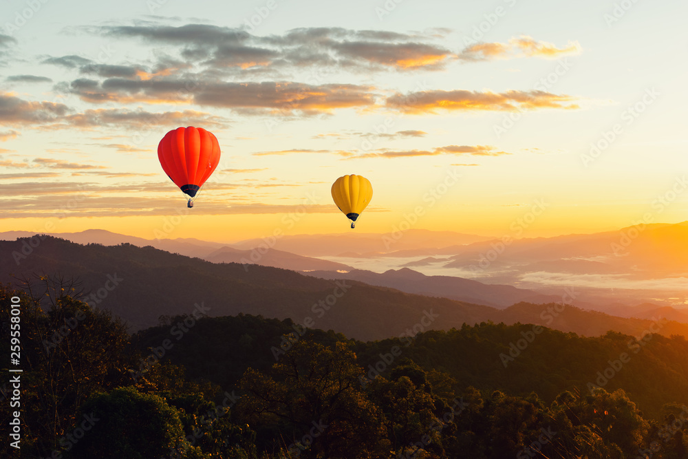Obraz premium Sunset Mountain View has a floating balloon in the sky.