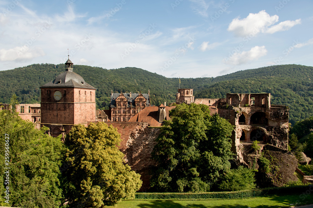 Südansicht vom Heidelberger Schloß, Torturm und zerstörter Pulverturm in der Morgensonne