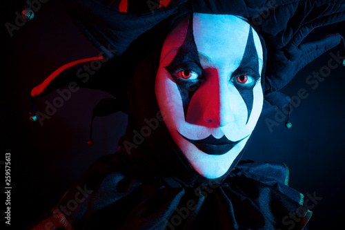 Foto Beautiful jester woman's face, close-up.