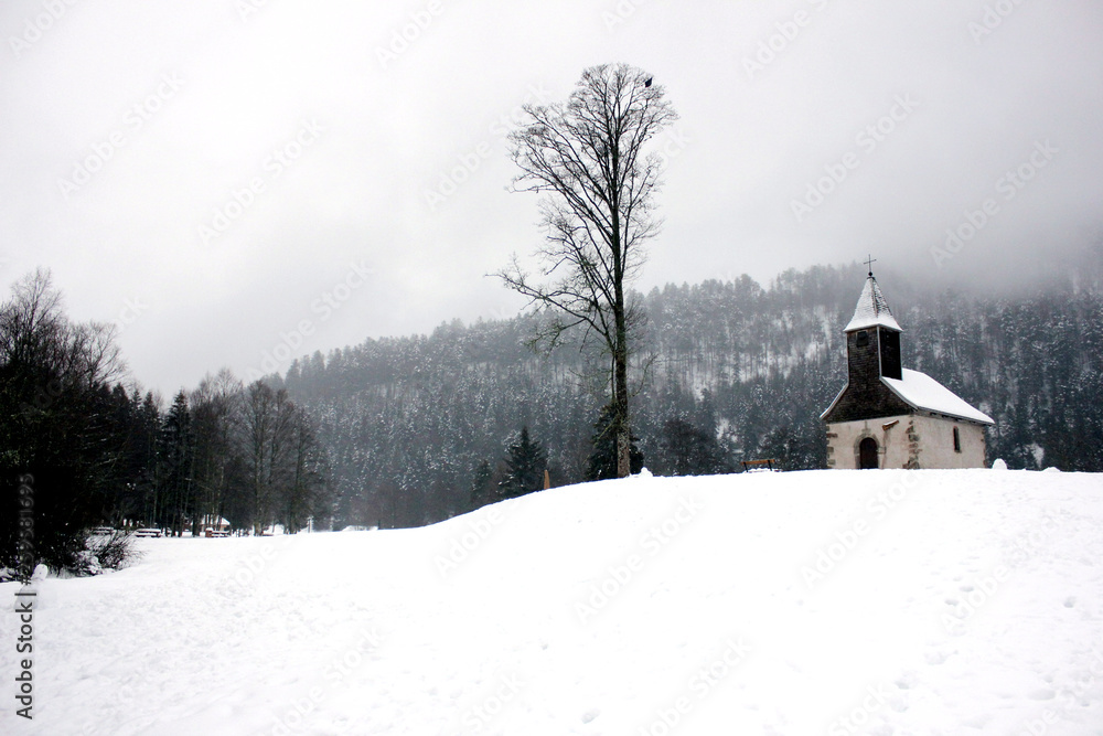 le lac de xonrupt longemer avec sa chapelle sous la neige