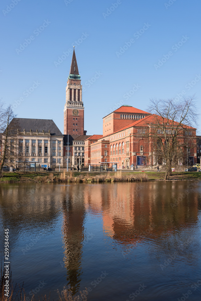 Kleiner Kiel mit Blick auf das Kieler Alte Rathaus mit dem Rathausplatz und dem Opernhaus im beginnenden Frühling