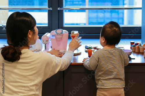 엄마와 장난감 부엌놀이 중인 아기