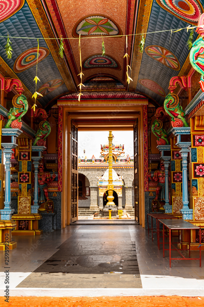 Eingang eines hinduistischen Tempels auf Mauritius