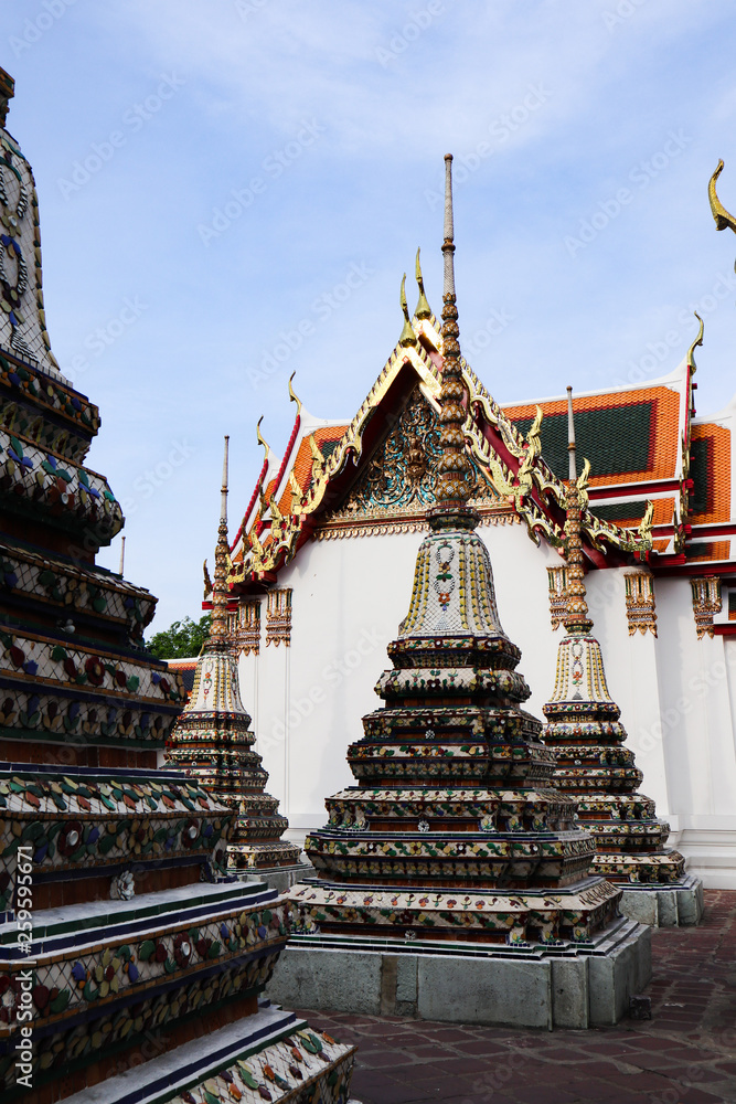 Φωτογραφία Wat Pho ( Temple of the Reclining Buddha), or Wat Phra Chetuphon, is located behind the Temple of the Emerald Buddha and a must-do for any first-time visitor in Bangkok