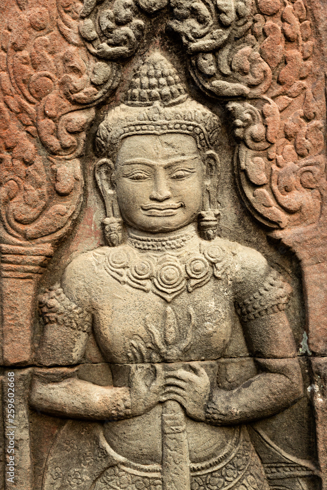 Escultura tallada en piedra en templo de Angkor en Camboya.