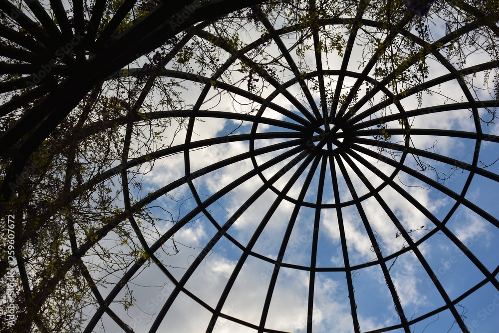 El cielo visto a través de una cúpula de acero El cielo visto a través de una cúpula de acero
