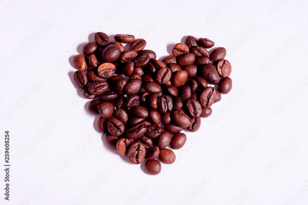 Fototapeta premium Chicchi di caffè a cuore