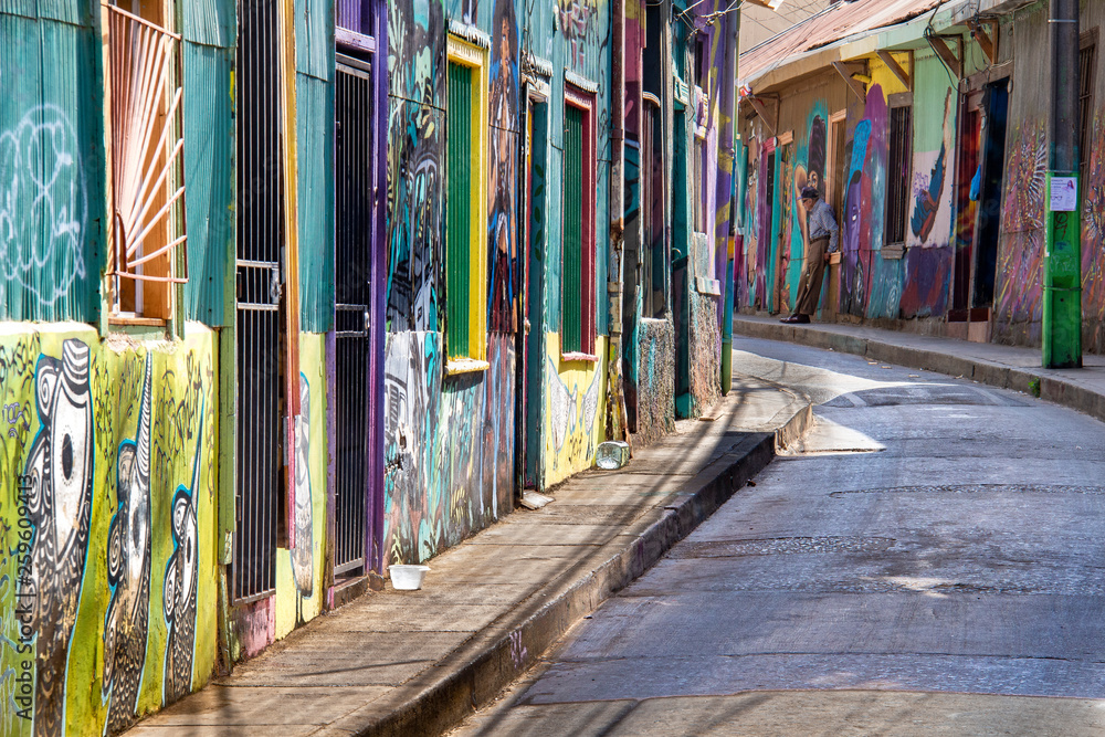 Fototapeta premium Wspaniałe miasto Valparaiso, wśród graffiti, sztuki ulicznej i kolorów. Chile