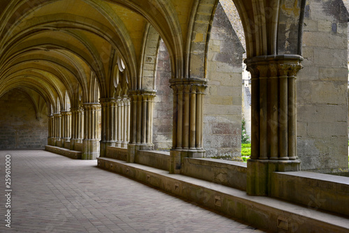 Arcades lat  rales du cloitre de l abbaye de Royaumont    Asni  res-sur-Oise  95270   d  partement du Val-d Oise en r  gion   le-de-France  France