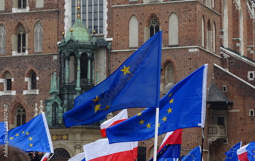 Flagi Unii Europejskiej i Polski powiewają na wietrze w Krakowie przeb kościołem mariackim, podczas demonstracji poparcia dla polski w UE