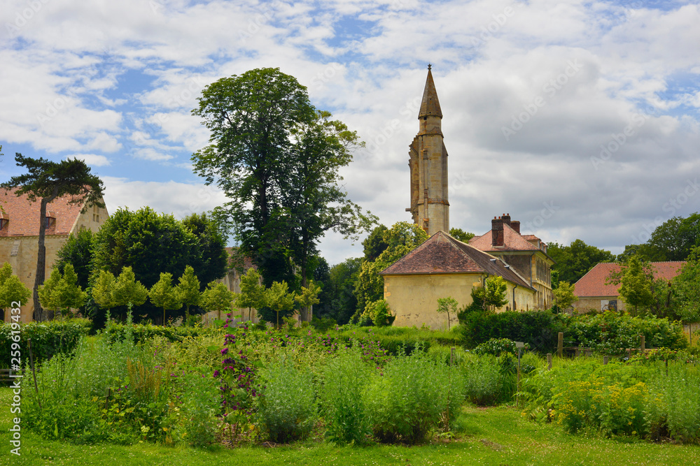 Dans les jardins de l'abbaye de Royaumont à Asnières-sur-Oise (95270), département du Val-d'Oise en région Île-de-France, France	