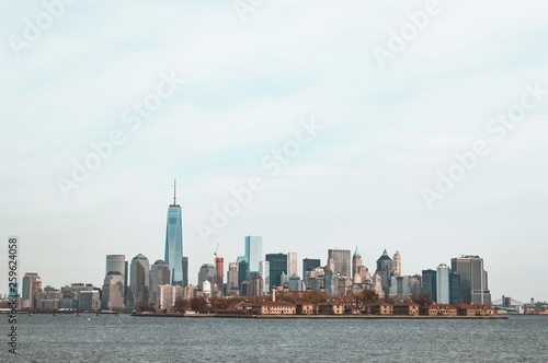 Manhattan visto desde New Jersey  isla de Manhattan un d  a de invierno nublado