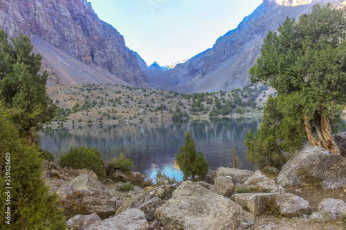 Fototapeta Naklejka Na Ścianę i Meble -  The blue lake of the fan mountains of Tajikistan