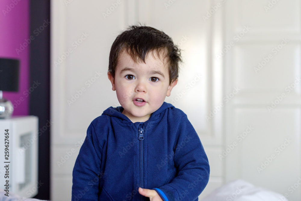 Niño pequeño con sudadera azul 02 Niño pequeño con sudadera azul 02