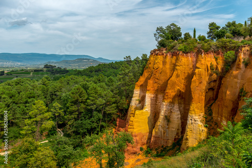 Roussillon, czerwony klif będący jednym z największych złóż ochry na świecie (skały wykorzystywanej jako naturalny barwnik), Francja