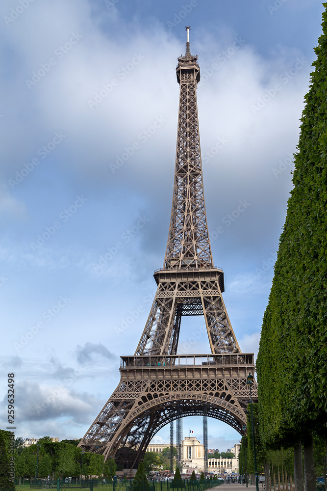 Obraz premium Al pie de la Torre Eiffel.