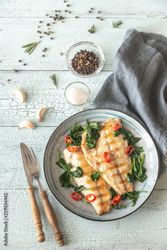Obraz na płótnie Grilled sea bream fish fillet with spinach