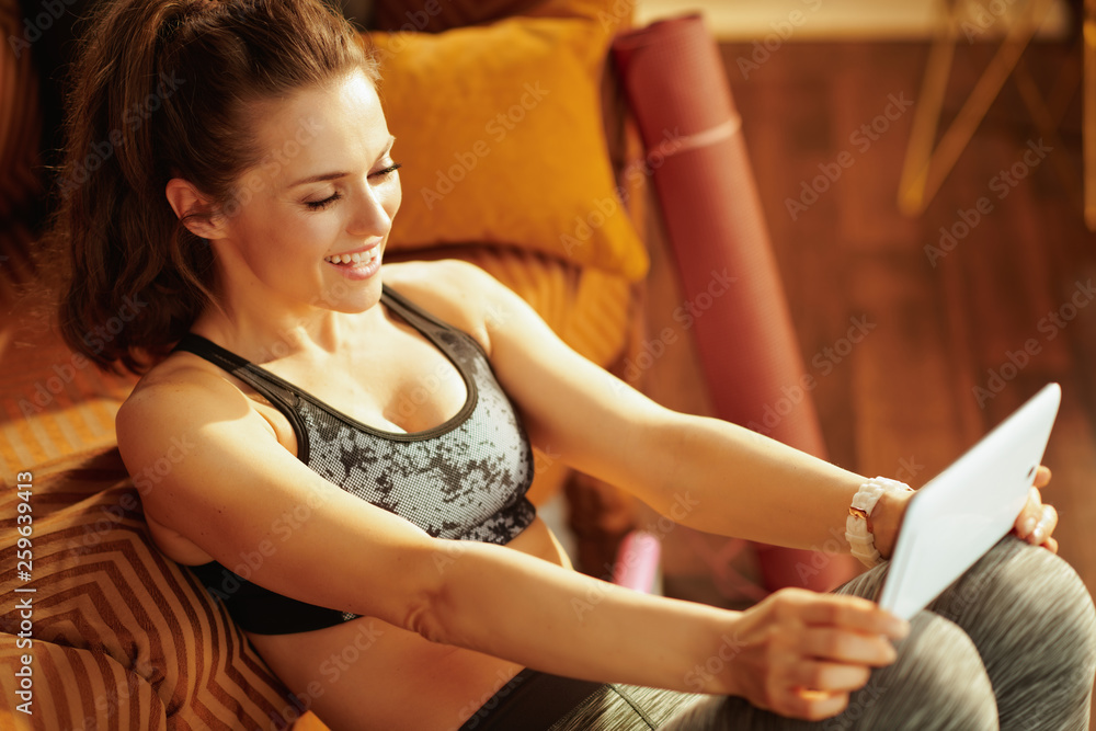© Alliance - sports woman using online fitness training program in tablet PC © Alliance - sports woman using online fitness training program in tablet PC