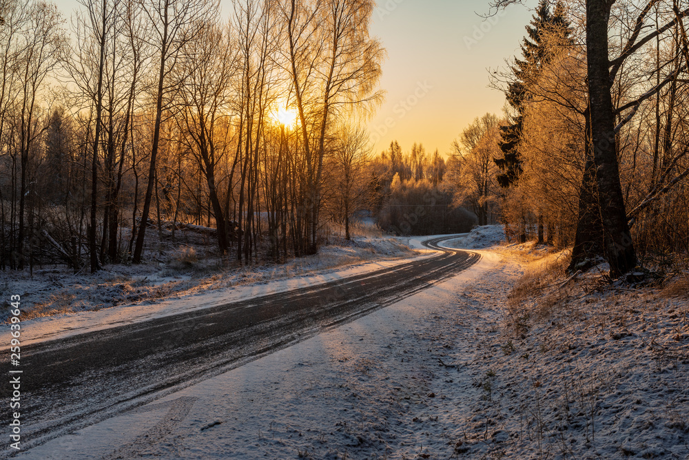Obraz premium snowy winter road covered in ice and snow
