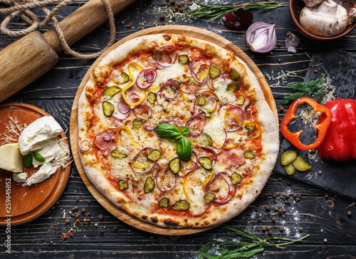 Original pizza with onion, pickled cucumber and ham