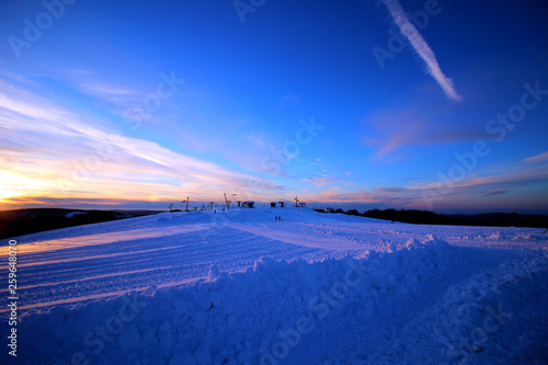 Fototapeta Naklejka Na Ścianę i Meble -  coucher de soleil sur les montagnes enneigées des Vosges