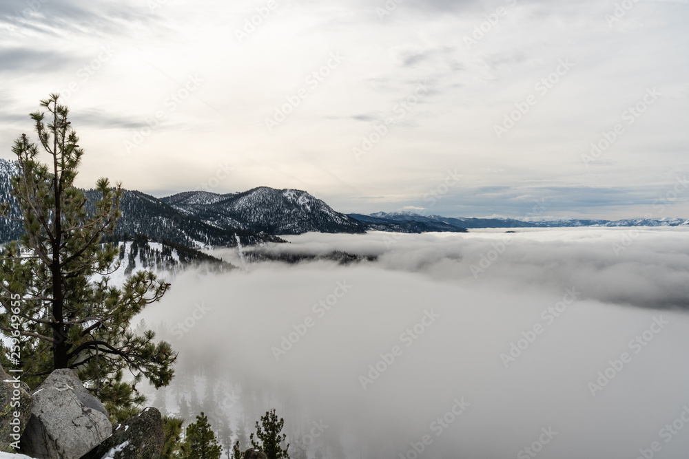 Wolken am Lake Tahoe im Winter von oben, Kalifornien, USA