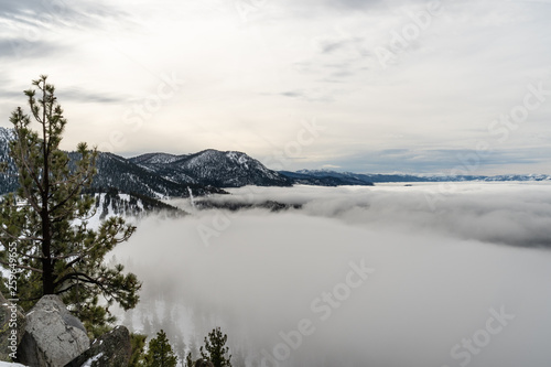 Wolken am Lake Tahoe im Winter von oben, Kalifornien, USA