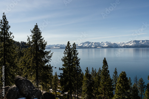 Aussicht auf den See Lake Tahoe mit Bergen im Hintergrund, Nevada, USA
