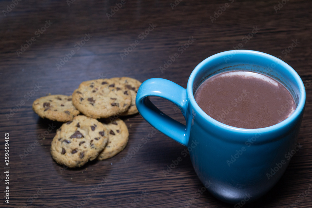 galletita con chips de chocolate y chocolatada galletita con chips de chocolate y chocolatada